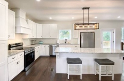 McMinnville House | Relax at the Modern Farmhouse known as the 73 at Magnolia Corner.