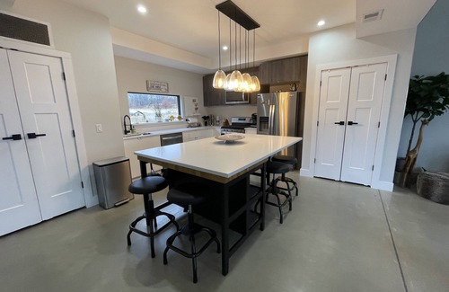 Stevensville House | Relax by Lake Michigan within 3 mins