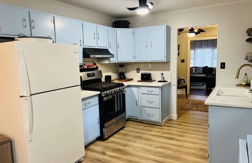 Kabletown House | Relax by the lake, visit wineries & breweries, hiking, biking, water sports
