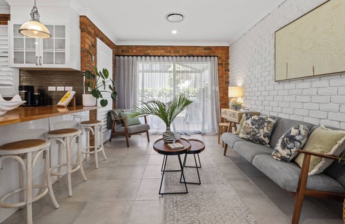 Scotts Head House | RELAX BY THE POOL