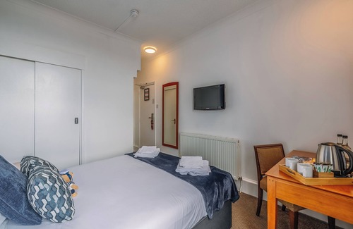 Westcliff-on-Sea Hotel | Relax by the Sea: Cliffside Comfort Near Adventure Island