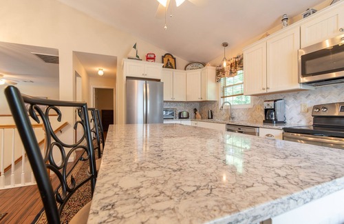 Bonnet Shores House | Relax by the sea! Four bedroom retreat in Bonnet Shores. Central Air sleeps 8-10