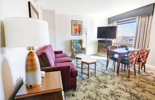 Faubourg Lafayette Resort | Relax & Enjoy NOLA in the Relatively Quiet Garden District in a 1-BD/1-BA Suite