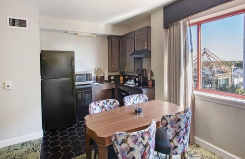 Faubourg Lafayette Resort | Relax & Enjoy NOLA in the Relatively Quiet Garden District in a 1-BD/1-BA Suite