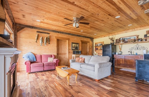 Guntersville Cabin | Relax, Fish, Golf, Shop or just sit by the fire pit and watch the deer walk by.
