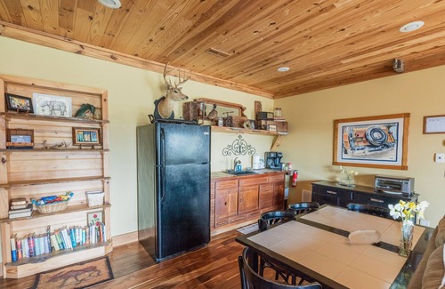 Guntersville Cabin | Relax, Fish, Golf, Shop or just sit by the fire pit and watch the deer walk by.