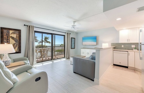Sanibel Condo | Relax from your day ,1 bedroom unit on third floor with two recliners.