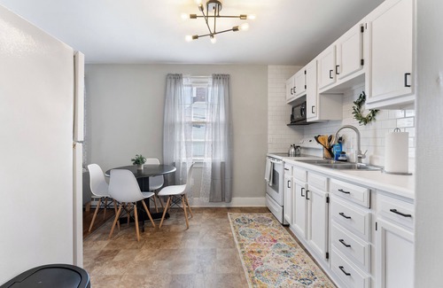 Old Town Fredericksburg Apartment | Relax in a Big, Bright Apartment Above a Café