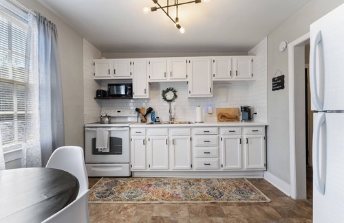 Old Town Fredericksburg Apartment | Relax in a Big, Bright Apartment Above a Café