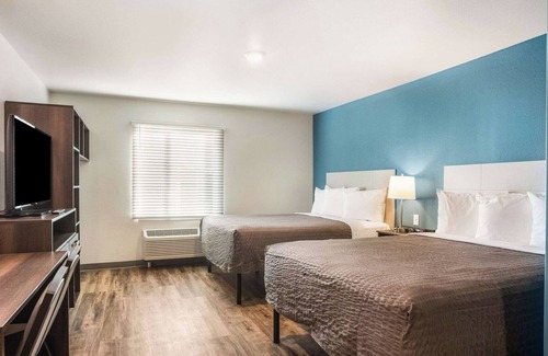 Newnan Hotel | Relax in a Smoke-Free Room Designed for Comfort Near Popular Shops