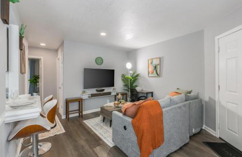 Riverside Apartment | Relax in cozy style Spacious King & Queen beds