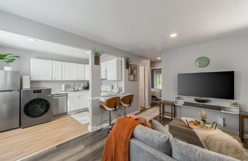 Riverside Apartment | Relax in cozy style Spacious King & Queen beds