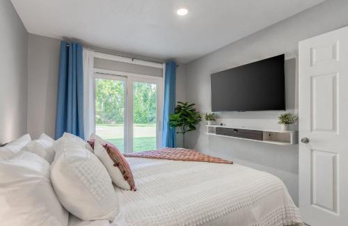 Riverside Apartment | Relax in cozy style Spacious King & Queen beds