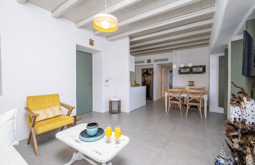 Naousa House | Relax in Kolimpithres and enjoy the sunrise overlooking the sea of Naoussa Bay!