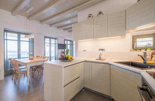 Naousa House | Relax in Kolimpithres and enjoy the sunrise overlooking the sea of Naoussa Bay!