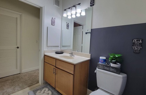 Jefferson Manor Apartment | Relax in Luxury: Movie Room and Soaking Tub NR Old Town Alexandria