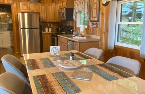 Black Mountain Cottage | Relax in our cozy Black Mountain Cottage, near Blue Ridge Parkway