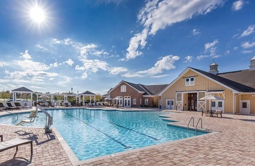 Williamsburg Condo | Relax in Style: 2BR Condo w/Balcony at CW Governor's Green