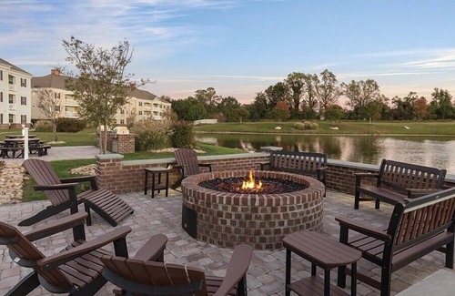 Williamsburg Condo | Relax in Style: 2BR Condo w/Balcony at CW Governor's Green