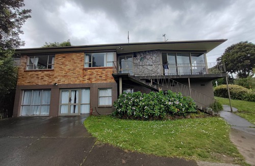 Glenbrook House | Relax in Style: Beachfront Getaway