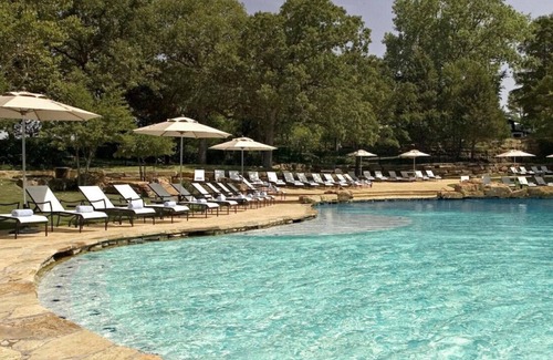 Arlington House | Relax in Style & Comfort! Onsite Dining & Pool