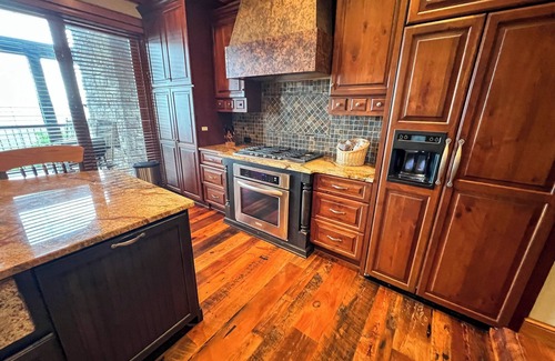 West Jefferson Cabin | Relax in Style with Spa-Like Bathrooms & Cozy Bedrooms Await @ Crown Jewel