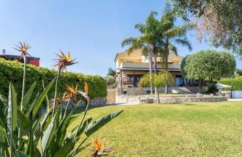 Syracuse Apartment | relax in the garden