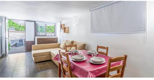 Syracuse Apartment | relax in the garden