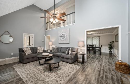 Clarkdale House | Relax In This 4BR Retreat With Screened Snug Porch