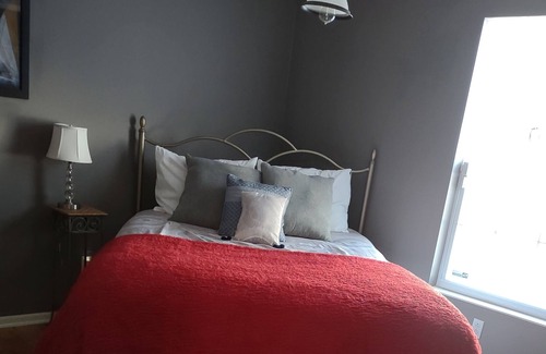 Logan Cottage | Relax in this beautiful, naturalist's retreat with WI-FI❤