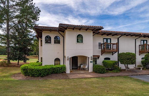 Lake Oconee Apartment | Relax in this serene environment-golf course views.