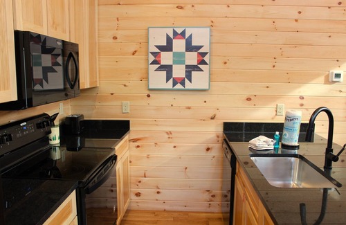 Pigeon Forge Cabin | Relax In Treetops 1b/1ba sleep 4 Private Deck, Gas Grill, Hot Tub, Cozy Comfy