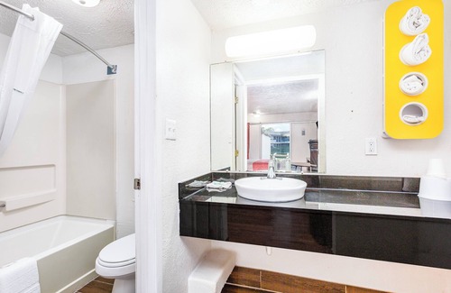 Summit Station Hotel | Relax Inn by OYO Columbus OH I 70