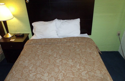 Quad Cities Hotel | Relax Inn