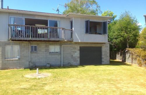 Waitahanui House | Relax Lakeside - Five Mile Bay Holiday Home