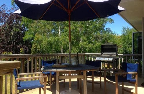 Waitahanui House | Relax Lakeside - Five Mile Bay Holiday Home