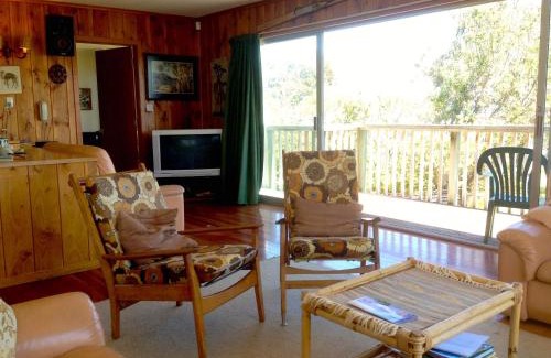 Waitahanui House | Relax Lakeside - Five Mile Bay Holiday Home