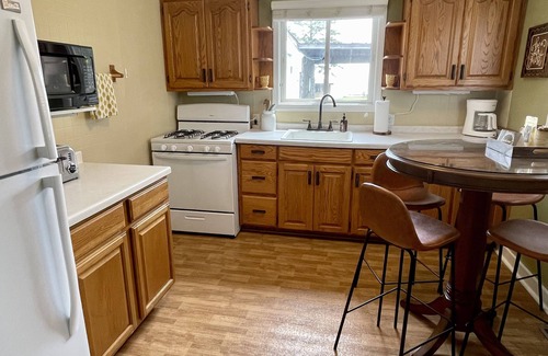 Escanaba Cottage | Relax on beautiful Lake Michigan - 5 minutes from town!