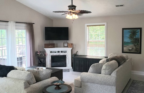 Bronston House | Relax on Lake Cumberland 5bdrm 3 Full Bath, near Somerset Updated w Lrg Drvwy