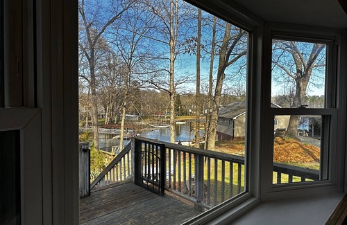 Southmont House | Relax on the Lake.