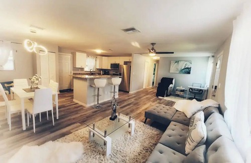 Interchange Square House | Relax & Retreat 🏡w/massage chair 15min 🏖 🛫🍽 🛣