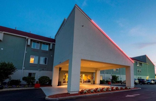 Saugus House | Relax & Unwind! 2 Roomy Units, Short Drive to Old Ship Street Historic District!