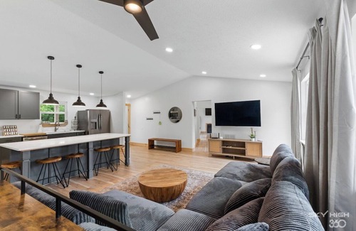 Holiday Island House | Relax & Unwind|Lake Retreat|5BR+Fire Pit|Marina