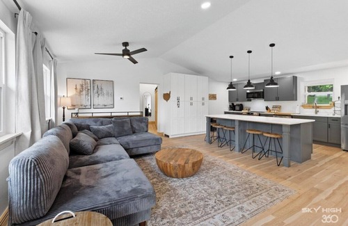Holiday Island House | Relax & Unwind|Lake Retreat|5BR+Fire Pit|Marina