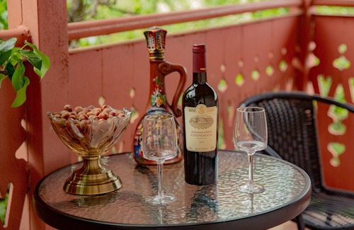 Telavi House | relax with the whole family at this peaceful place to stay.