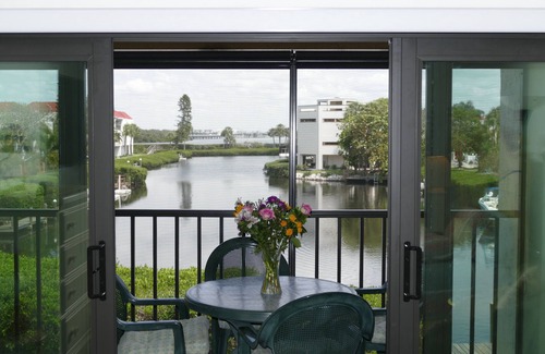Holmes Beach Condo | RELAX/WORK @ Sunbow Bay! By Beach w/Pools & Pickleball. Clean & newly updated!
