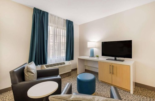 Arrowood Hotel | Relaxed and Roomy Suite with Fitness Center Near NASCAR Hall of Fame – 6 Miles