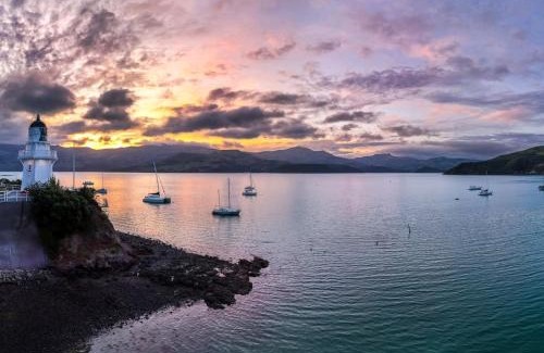 Akaroa House | Relaxed Kiwi Bach Over Akaroa Harbour - Port Watch