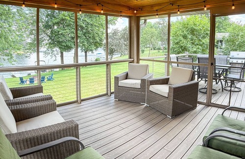 Nekoosa House | Relaxed Lakefront Cabin 3BR 3BA Private Dock