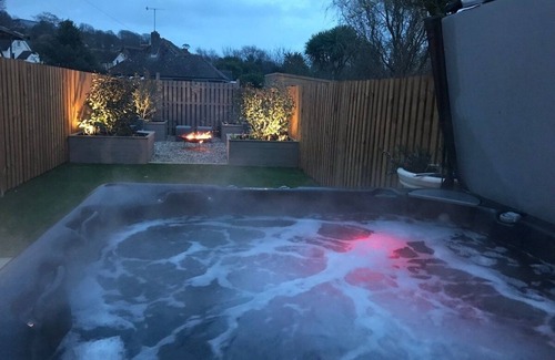 Hythe House | Relaxed Luxury by the Sea with Hot Tub!